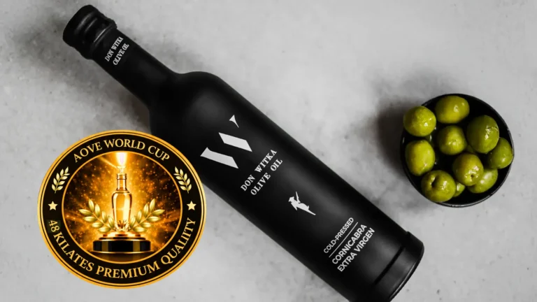 AOVE World Cup 2026 plakaati, cornicabra oliiviöljy ja oliiveja pöydällä.